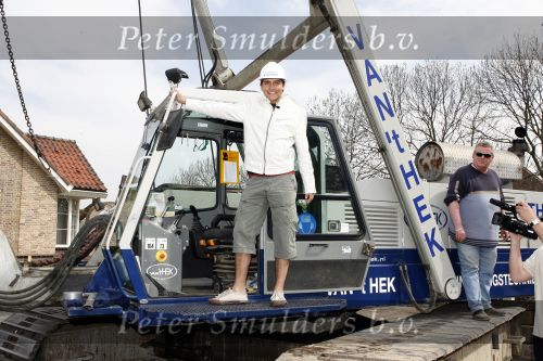 Volendam 13 april 2007
Jan Smit bij het slaan van de eerste paal van zijn nieuwe huis.
