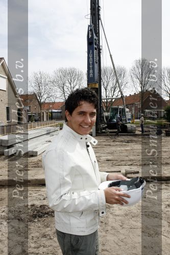 Volendam 13 april 2007
Jan Smit bij het slaan van de eerste paal van zijn nieuwe huis.