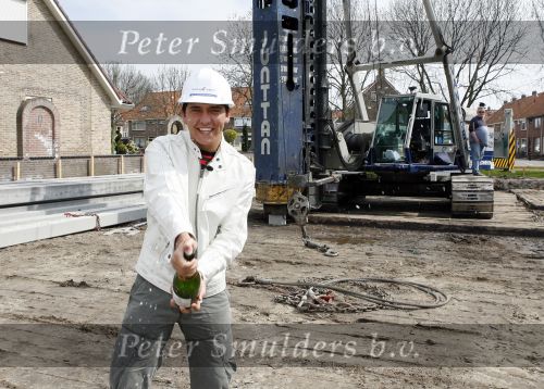 Volendam 13 april 2007
Jan Smit bij het slaan van de eerste paal van zijn nieuwe huis.