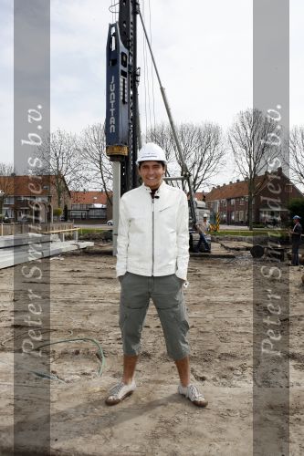 Volendam 13 april 2007
Jan Smit bij het slaan van de eerste paal van zijn nieuwe huis.