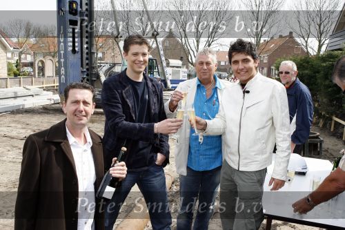 Volendam 13 april 2007
Jan Smit bij het slaan van de eerste paal van zijn nieuwe huis. Jan met zijn vader Ruud en Jaap en Aloys Buys