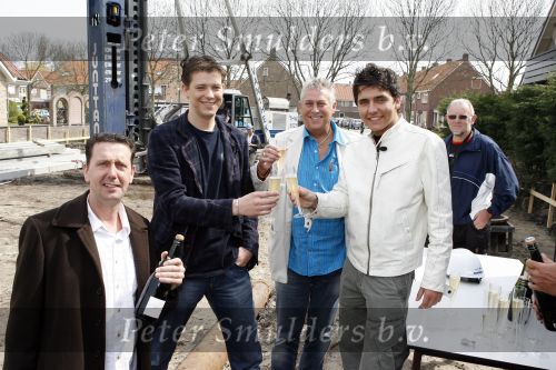 Volendam 13 april 2007
Jan Smit bij het slaan van de eerste paal van zijn nieuwe huis. Jan met zijn vader Ruud en Jaap en Aloys Buys