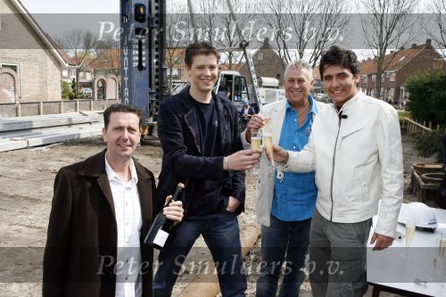 Volendam 13 april 2007
Jan Smit bij het slaan van de eerste paal van zijn nieuwe huis. Jan met zijn vader Ruud en Jaap en Aloys Buys