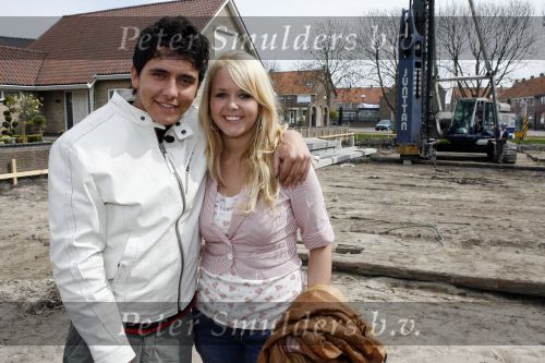 Volendam 13 april 2007
Jan Smit bij het slaan van de eerste paal van zijn nieuwe huis. Jan met zijn zus Monique