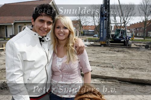 Volendam 13 april 2007
Jan Smit bij het slaan van de eerste paal van zijn nieuwe huis. Jan met zijn zus Monique