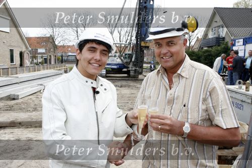 Volendam 13 april 2007
Jan Smit bij het slaan van de eerste paal van zijn nieuwe huis. Jan met zijn oom die het huis gaat bouwen