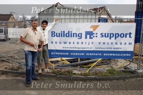 Volendam 13 april 2007
Jan Smit bij het slaan van de eerste paal van zijn nieuwe huis.