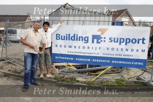 Volendam 13 april 2007
Jan Smit bij het slaan van de eerste paal van zijn nieuwe huis.