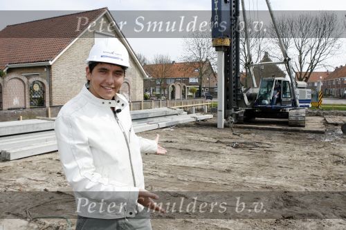 Volendam 13 april 2007
Jan Smit bij het slaan van de eerste paal van zijn nieuwe huis.