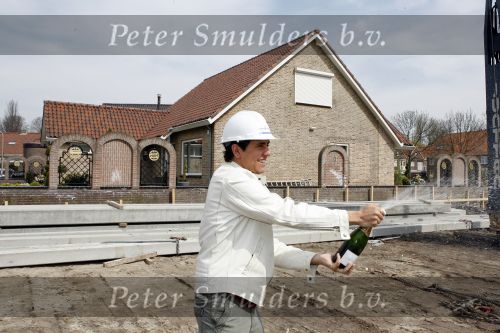 Volendam 13 april 2007
Jan Smit bij het slaan van de eerste paal van zijn nieuwe huis.