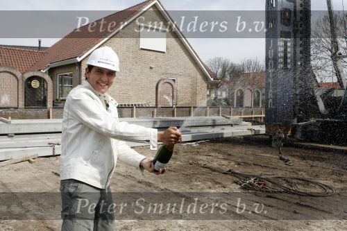Volendam 13 april 2007
Jan Smit bij het slaan van de eerste paal van zijn nieuwe huis.