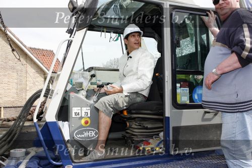 Volendam 13 april 2007
Jan Smit bij het slaan van de eerste paal van zijn nieuwe huis.