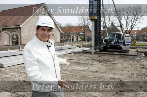 Volendam 13 april 2007
Jan Smit bij het slaan van de eerste paal van zijn nieuwe huis.
