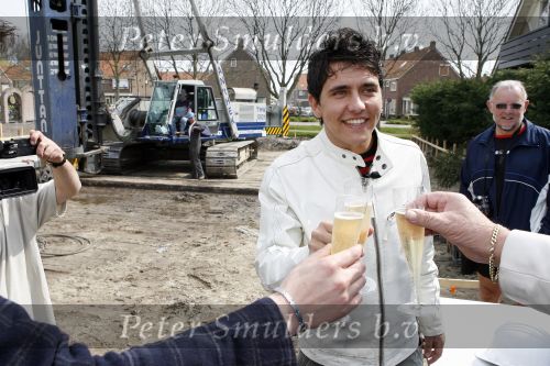 Volendam 13 april 2007
Jan Smit bij het slaan van de eerste paal van zijn nieuwe huis.
