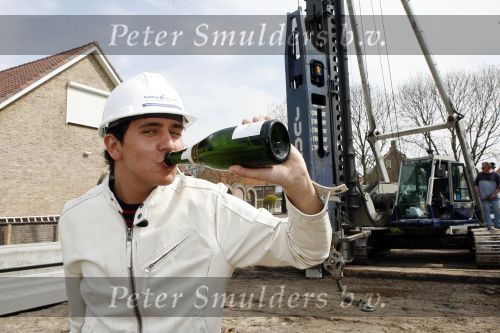 Volendam 13 april 2007
Jan Smit bij het slaan van de eerste paal van zijn nieuwe huis.