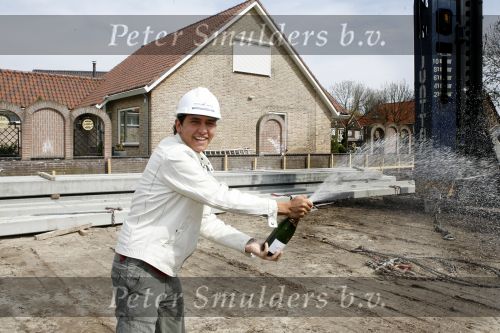 Volendam 13 april 2007
Jan Smit bij het slaan van de eerste paal van zijn nieuwe huis.
