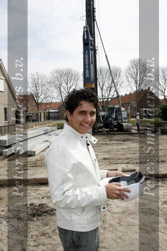 Volendam 13 april 2007
Jan Smit bij het slaan van de eerste paal van zijn nieuwe huis.