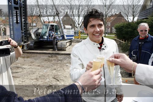Volendam 13 april 2007
Jan Smit bij het slaan van de eerste paal van zijn nieuwe huis.