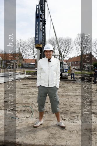 Volendam 13 april 2007
Jan Smit bij het slaan van de eerste paal van zijn nieuwe huis.