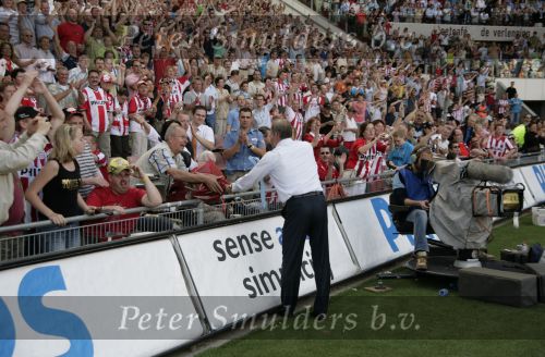 Eindhoven, 29 April 2007 Kampioenswestrijd PSV-Vitesse, eindstand 5-1
Seizoen 2006/2007 Onverwachts landskampioenschap voor PSV doordat de concurrent AZ verloor en Ajax een doelpunt tekort kwam
Jan Wouters in gesprek met de supporters