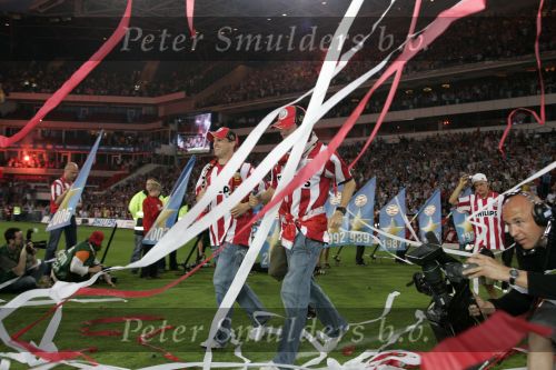 Eindhoven, 2 Mei 2007 Twee dagen na het onverwachte landskampioenschap van PSV Seizoen 2006/2007 was er een huldiging voor de PSV Selektie.
Op de foto Saon Culina en Phillip Cocu