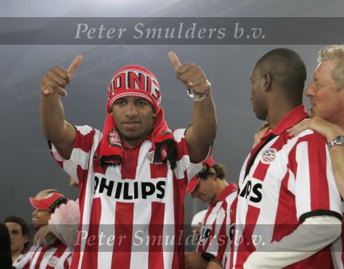 Eindhoven, 2 Mei 2007 Twee dagen na het onverwachte landskampioenschap van PSV Seizoen 2006/2007 was er een huldiging voor de PSV Selektie.
Op de foto Jefferson Farfan