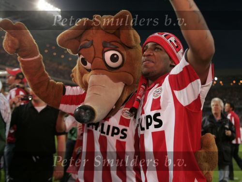 Eindhoven, 2 Mei 2007 Twee dagen na het onverwachte landskampioenschap van PSV Seizoen 2006/2007 was er een huldiging voor de PSV Selektie.
Op de foto Jefferson Farfan met Phoxy