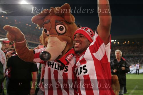 Eindhoven, 2 Mei 2007 Twee dagen na het onverwachte landskampioenschap van PSV Seizoen 2006/2007 was er een huldiging voor de PSV Selektie.
Op de foto Jefferson Farfan met Phoxy