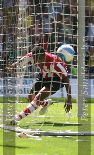 Eindhoven, 29 April 2007 Kampioenswestrijd PSV-Vitesse, eindstand 5-1
Seizoen 2006/2007 Onverwachts landskampioenschap voor PSV doordat de concurrent AZ verloor en Ajax een doelpunt tekort kwam.
Jefferson Farfan passeert  Vladimir Stojkovic