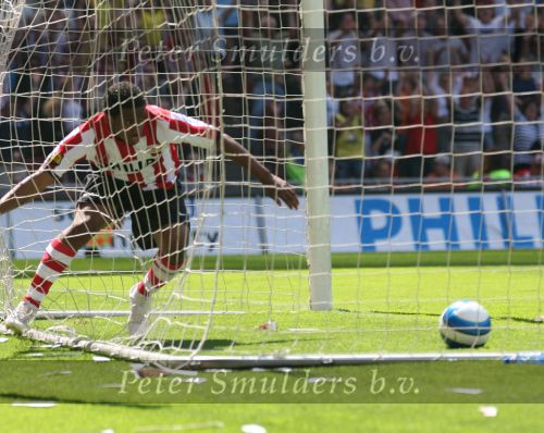 Eindhoven, 29 April 2007 Kampioenswestrijd PSV-Vitesse, eindstand 5-1
Seizoen 2006/2007 Onverwachts landskampioenschap voor PSV doordat de concurrent AZ verloor en Ajax een doelpunt tekort kwam.
Jefferson Farfan passeert  Vladimir Stojkovic