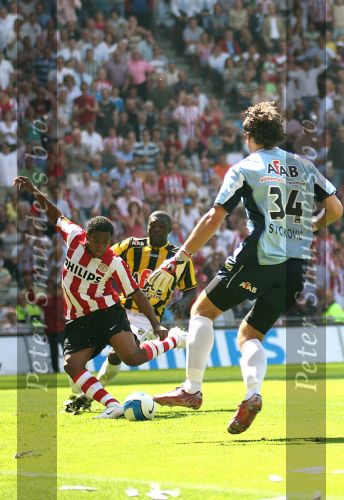 Eindhoven, 29 April 2007 Kampioenswestrijd PSV-Vitesse, eindstand 5-1
Seizoen 2006/2007 Onverwachts landskampioenschap voor PSV doordat de concurrent AZ verloor en Ajax een doelpunt tekort kwam.
Jefferson Farfan passeert  Vladimir Stojkovic
