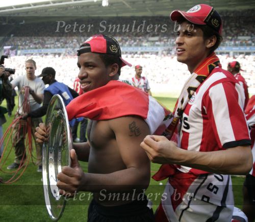 Eindhoven, 29 April 2007 Kampioenswestrijd PSV-Vitesse, eindstand 5-1
Seizoen 2006/2007 Onverwachts landskampioenschap voor PSV doordat de concurrent AZ verloor en Ajax een doelpunt tekort kwam
Jefferson Farfan met de kampioensschaal