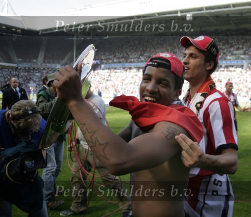 Eindhoven, 29 April 2007 Kampioenswestrijd PSV-Vitesse, eindstand 5-1
Seizoen 2006/2007 Onverwachts landskampioenschap voor PSV doordat de concurrent AZ verloor en Ajax een doelpunt tekort kwam
Jefferson Farfan met de kampioensschaal