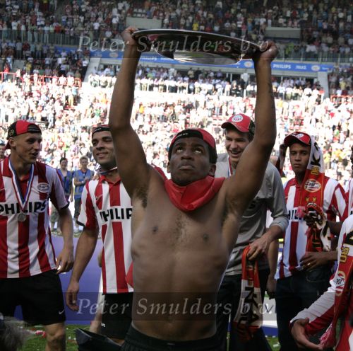 Eindhoven, 29 April 2007 Kampioenswestrijd PSV-Vitesse, eindstand 5-1
Seizoen 2006/2007 Onverwachts landskampioenschap voor PSV doordat de concurrent AZ verloor en Ajax een doelpunt tekort kwam
Jefferson Farfan met de kampioensschaal