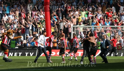 Eindhoven, 29 April 2007 Kampioenswestrijd PSV-Vitesse, eindstand 5-1
Seizoen 2006/2007 Onverwachts landskampioenschap voor PSV doordat de concurrent AZ verloor en Ajax een doelpunt tekort kwam.
Jefferson Farfan is blij en opgelucht