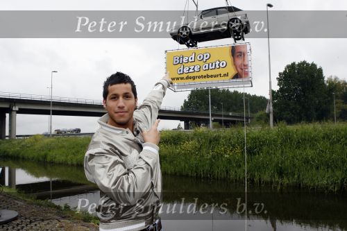 Schiphol 7 mei 2007
Jody Bernal zijn gepimpte wagen wordt omhoog getakeld aan de A4 ivm autoprogramma Pimp up my car.