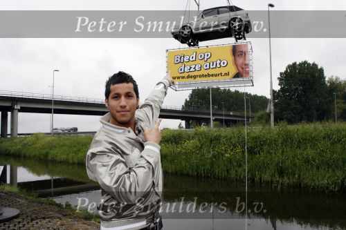Schiphol 7 mei 2007
Jody Bernal zijn gepimpte wagen wordt omhoog getakeld aan de A4 ivm autoprogramma Pimp up my car.