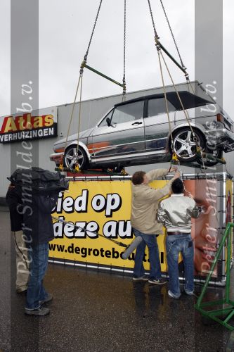 Schiphol 7 mei 2007
Jody Bernal zijn gepimpte wagen wordt omhoog getakeld aan de A4 ivm autoprogramma Pimp up my car.