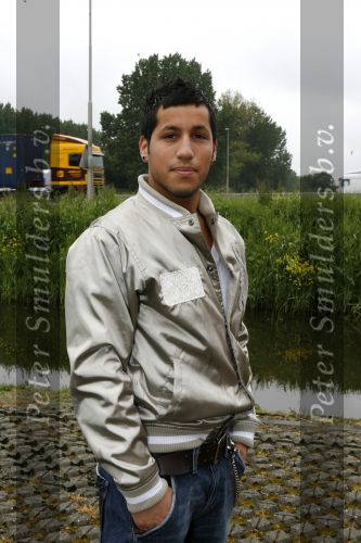 Schiphol 7 mei 2007
Jody Bernal zijn gepimpte wagen wordt omhoog getakeld aan de A4 ivm autoprogramma Pimp up my car.