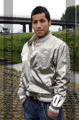 Schiphol 7 mei 2007
Jody Bernal zijn gepimpte wagen wordt omhoog getakeld aan de A4 ivm autoprogramma Pimp up my car.