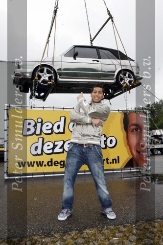 Schiphol 7 mei 2007
Jody Bernal zijn gepimpte wagen wordt omhoog getakeld aan de A4 ivm autoprogramma Pimp up my car.
