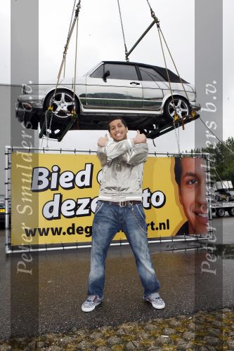 Schiphol 7 mei 2007
Jody Bernal zijn gepimpte wagen wordt omhoog getakeld aan de A4 ivm autoprogramma Pimp up my car.