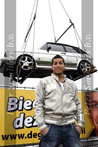 Schiphol 7 mei 2007
Jody Bernal zijn gepimpte wagen wordt omhoog getakeld aan de A4 ivm autoprogramma Pimp up my car.