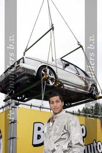 Schiphol 7 mei 2007
Jody Bernal zijn gepimpte wagen wordt omhoog getakeld aan de A4 ivm autoprogramma Pimp up my car.