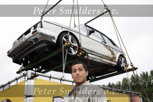 Schiphol 7 mei 2007
Jody Bernal zijn gepimpte wagen wordt omhoog getakeld aan de A4 ivm autoprogramma Pimp up my car.