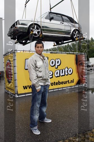 Schiphol 7 mei 2007
Jody Bernal zijn gepimpte wagen wordt omhoog getakeld aan de A4 ivm autoprogramma Pimp up my car.