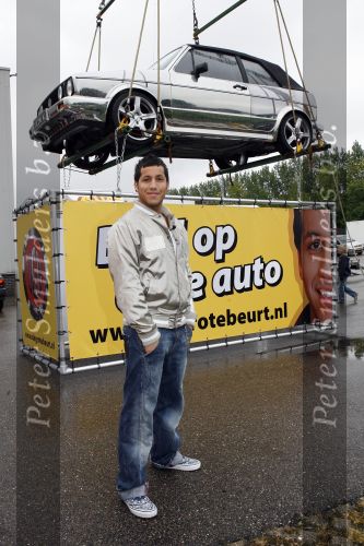Schiphol 7 mei 2007
Jody Bernal zijn gepimpte wagen wordt omhoog getakeld aan de A4 ivm autoprogramma Pimp up my car.