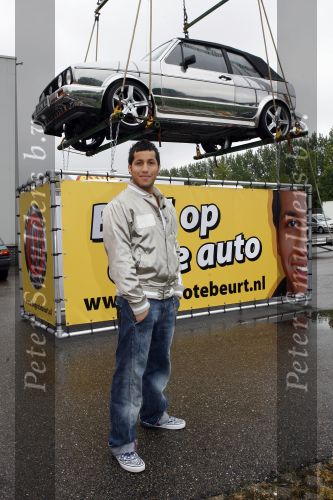 Schiphol 7 mei 2007
Jody Bernal zijn gepimpte wagen wordt omhoog getakeld aan de A4 ivm autoprogramma Pimp up my car.