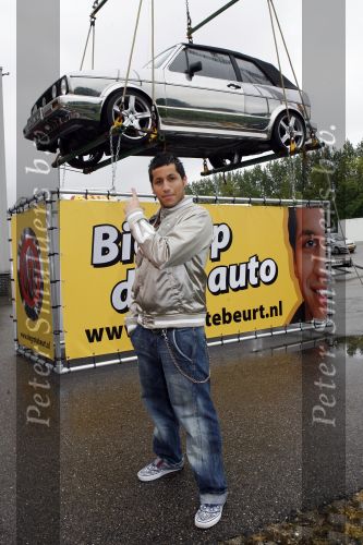Schiphol 7 mei 2007
Jody Bernal zijn gepimpte wagen wordt omhoog getakeld aan de A4 ivm autoprogramma Pimp up my car.