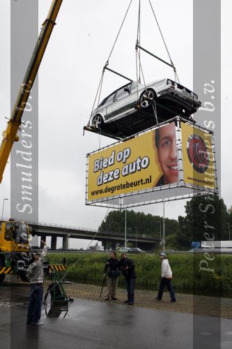 Schiphol 7 mei 2007
Jody Bernal zijn gepimpte wagen wordt omhoog getakeld aan de A4 ivm autoprogramma Pimp up my car.